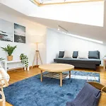 Penthouse In St Montano, Historic Centre, Wifi.